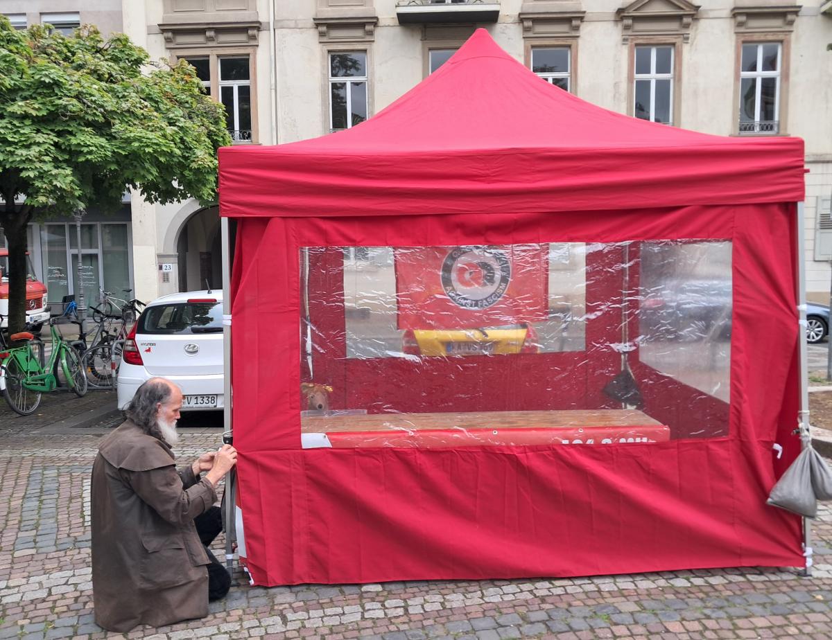 Ulf und unser Pavillonzelt auf dem Lidellplatz